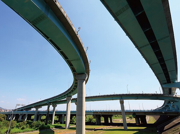 台65線快速道路,聯外交通方便。圖/馥華之丘提供