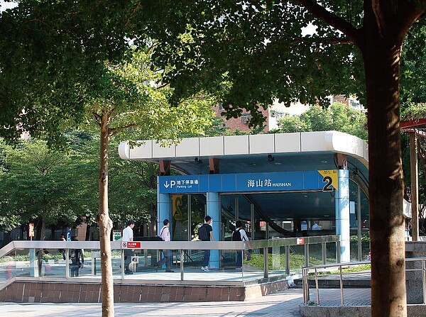 「馥華之丘」基地相當接近未來萬大捷運線二期的LG10站、距離僅約500公尺,開車或騎車至海山捷運站也僅需5分鐘,非常便利。圖/馥華之丘提供