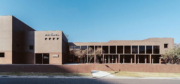 「馥華之丘」接待中心極具特色與顯眼的建築物設計很吸引人,塑造與大自然交朋友、貼近土城具備豐厚的自然能量及人文底蘊的特色。圖/馥華之丘提供