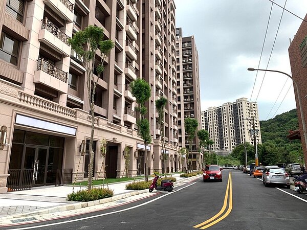 緊鄰鶯歌老街的尖山里隨著房市熱潮快速發展生活圈,圈內預售建案開價一鳴驚人。圖/東森房屋提供