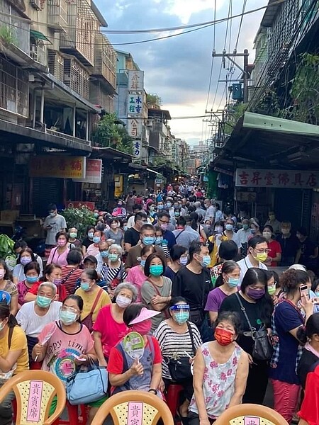 從巷頭排到巷尾，寸步難行。圖／里辦提供
  
