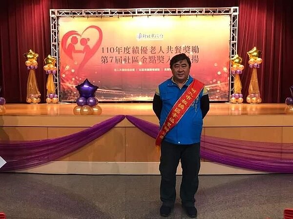 里長吳朝琦獲新北市特優里長及守望相助優環境認證。圖／里辦提供