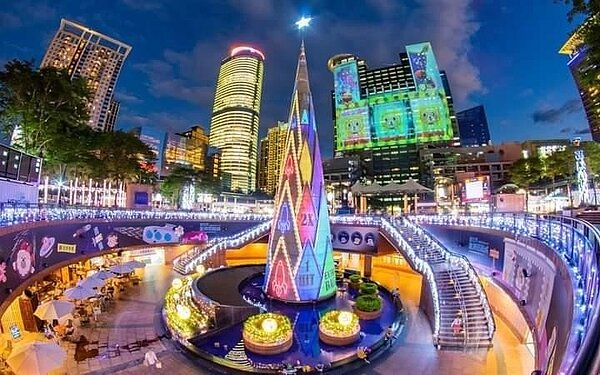 雙十字廣場燦爛奪目。圖／易小滿攝
