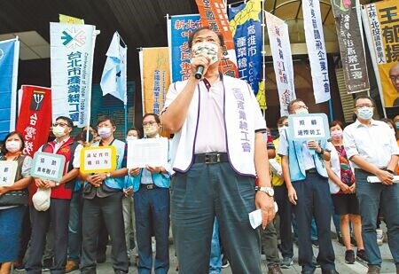 基本工資審議委員會1日召開會議，勞工團體強烈主張明年基本工資，月薪應調高至2萬8000元，時薪調高至186元，才能讓勞工有感「滿足實質購買力」，審議委員會勞方代表、全國產業總工會代表江健興（見圖）表示調整幅度趕不上通膨。（陳俊吉攝）