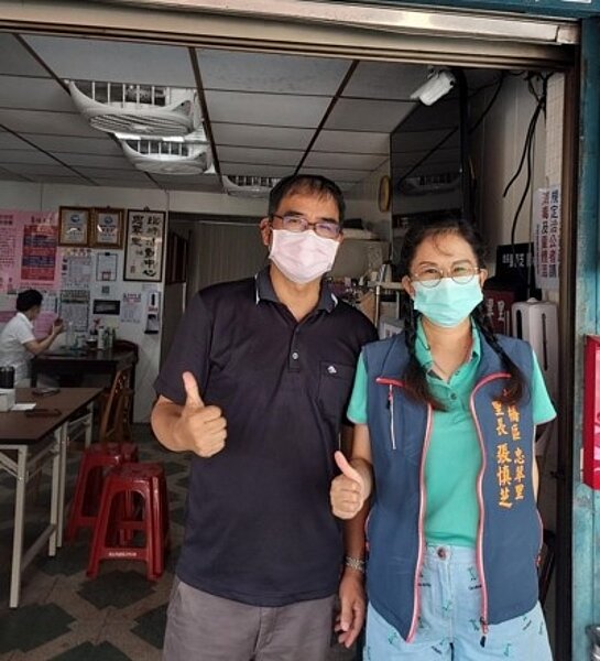 夫妻同心，鄰里感念。圖／易小滿攝

