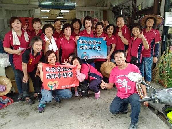 薪水捐出做公益，和里民建立情誼。圖／里辦提供