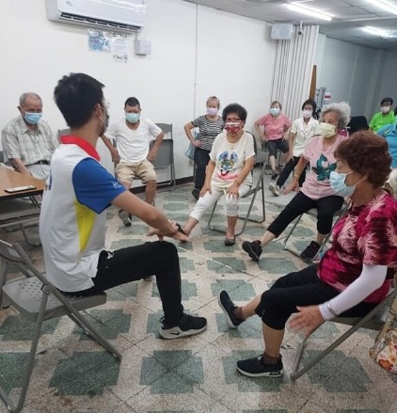 阿公阿媽甜蜜蜜在一起。圖／易小滿攝

