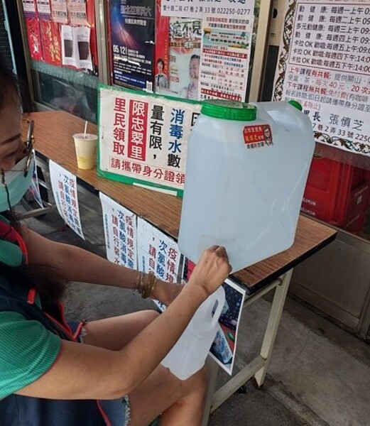 先消毒，再來相聚。圖／易小滿攝

