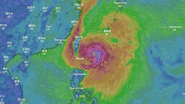 最新資料顯示,第11號颱風軒嵐諾強度稍減弱為中度颱風,目前中心在鵝鑾鼻東方海面,向西北轉北移動,其暴風圈正逐漸進入巴士海峽。圖擷自Windy.com