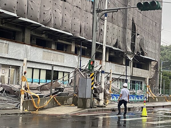 中山區中和路一處建築工地,有大片鷹架倒塌,整個掉落地面。圖/施偉政提供