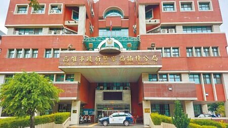 高雄市楠梓警分局加昌派出所48歲蔡姓巡佐在休假日小酌，上班前被同仁發現身上有酒氣，且他被調職警備隊後，隔日還被測出有酒精反應。（本報資料照片）（提醒你 酒後不開車）