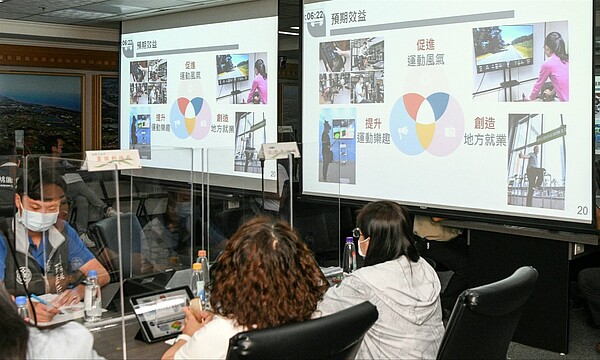 體育局說明社宅微型運動中心進度。圖/新聞處提供
