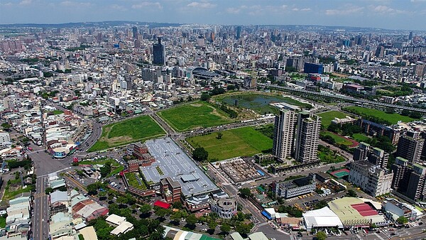 台中地政局統計，台中東區有重大建設開發加持，今年8月房市買賣444棟，打破16年單月記錄，圖為東區台中糖廠泉源段2019年5月空拍圖。圖／中市府提供