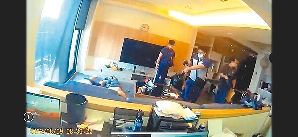 王男集團與劉男集團共謀詐騙洗錢,其中王男以毆打、逼簽器官捐贈同意書等方式控制被害人,直到有被害人跳樓逃出才曝光。刑事警察局南部打擊犯罪中心獲報追查,日前於高雄、新竹兩地攻堅,逮捕王男、劉男等17人,全案依詐欺罪、洗錢防制法、妨害自由罪、《組織犯罪防制條例》等罪嫌移送法辦。(翻攝照片)