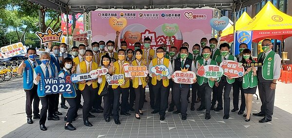 永慶房產集團旗下加盟四品牌永慶不動產、永義房屋、有巢氏房屋、台慶不動產，8月份於全台舉辦20場捐血活動，募集到近五千袋熱血。圖／永慶不動產提供