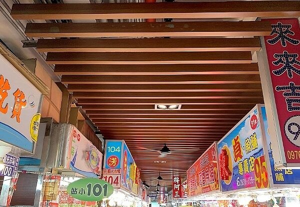 旗后觀光市場天花板翻新金屬烤漆,整合管線及汰換吊扇、照明,讓攤商跟遊客有感。圖/高雄市府提供