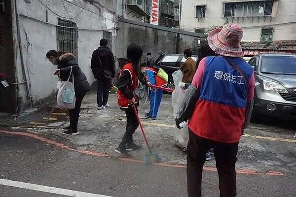 國中小朋友整理環境。圖／里辦提供

