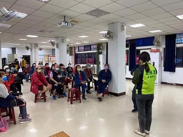 展現亮點，掌聲鼓勵。圖／里辦提供

