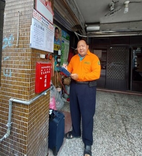 王聰震里長敦親睦鄰。圖／易小滿攝
   
