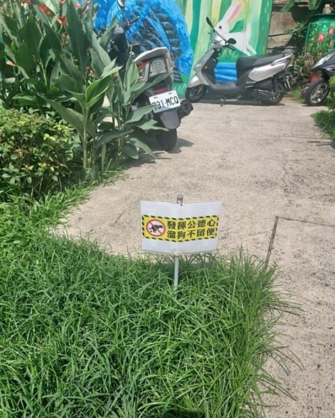 自力整頓人行步道。圖／易小滿攝

