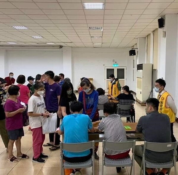 好厝邊來探視長輩。圖／里辦提供。