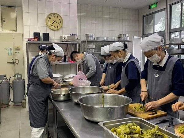 志工大姊和善靜默地為銀髮共餐忙碌。圖／里辦提供