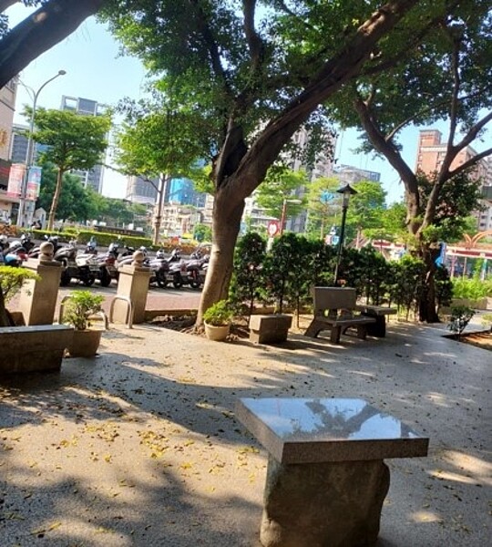 迎接文翠里好春光。圖／易小滿攝  

