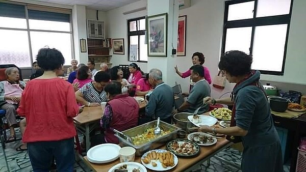 銀髮共餐成為無所不聊的午間約會。圖／里辦提供

