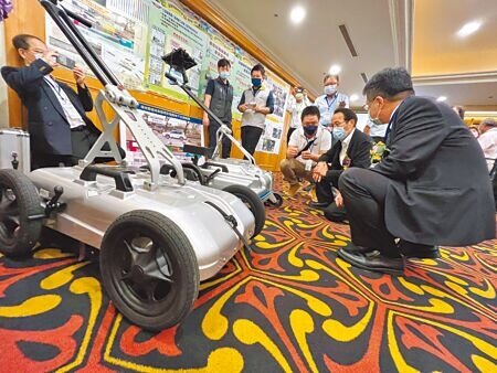 高雄市「道路平整與管線管理成果」研討會2日登場,產官學界齊聚,交流最新材料技術及工法。高雄市目前有線型、面型的透地雷達設備,可協助做道路刨鋪前、地下管線現況的確認,深度可達3米。(袁庭堯攝)