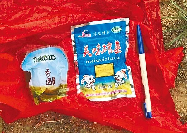 金門發現的漂流物,內容物有一包滷蛋、一包涪陵榨菜,疑為遭驅逐的不明無人機投擲。(國防部提供)
