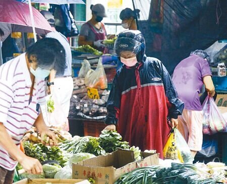 
軒嵐諾颱風凌晨２點半發布陸上颱風警報，圖為民眾2日趁風雨不大，前往市場採買物資，為颱風天做準備。（羅永銘攝）
