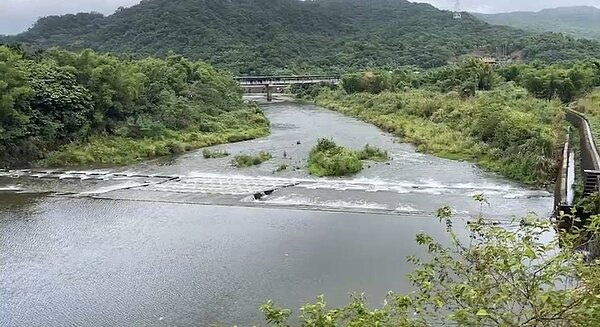 新北市瑞平雙貢4區今預警性停班停課，開放紅黃線停車。圖／記者游明煌翻攝
