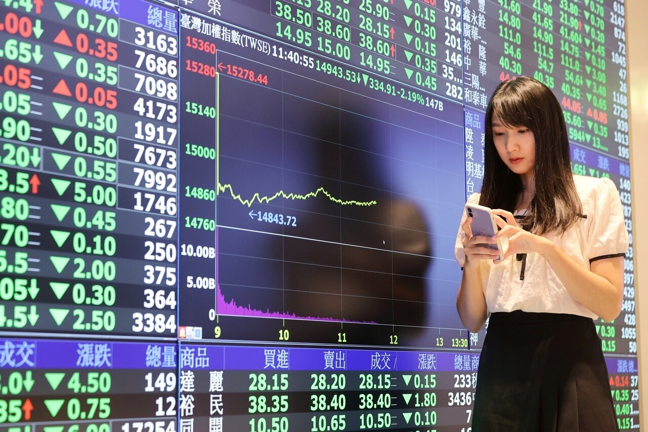 台股連兩天下跌、指數重挫421點,網路出現「國安基金大概駕崩了」評語,國安基金操盤人阮清華表示,自7月護盤至今「台股漲幅居亞股首位」,漲點並沒有吐回去。記者曾原信/攝影