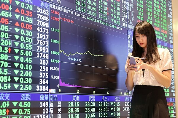 台股連兩天下跌、指數重挫421點,網路出現「國安基金大概駕崩了」評語,國安基金操盤人阮清華表示,自7月護盤至今「台股漲幅居亞股首位」,漲點並沒有吐回去。記者曾原信/攝影