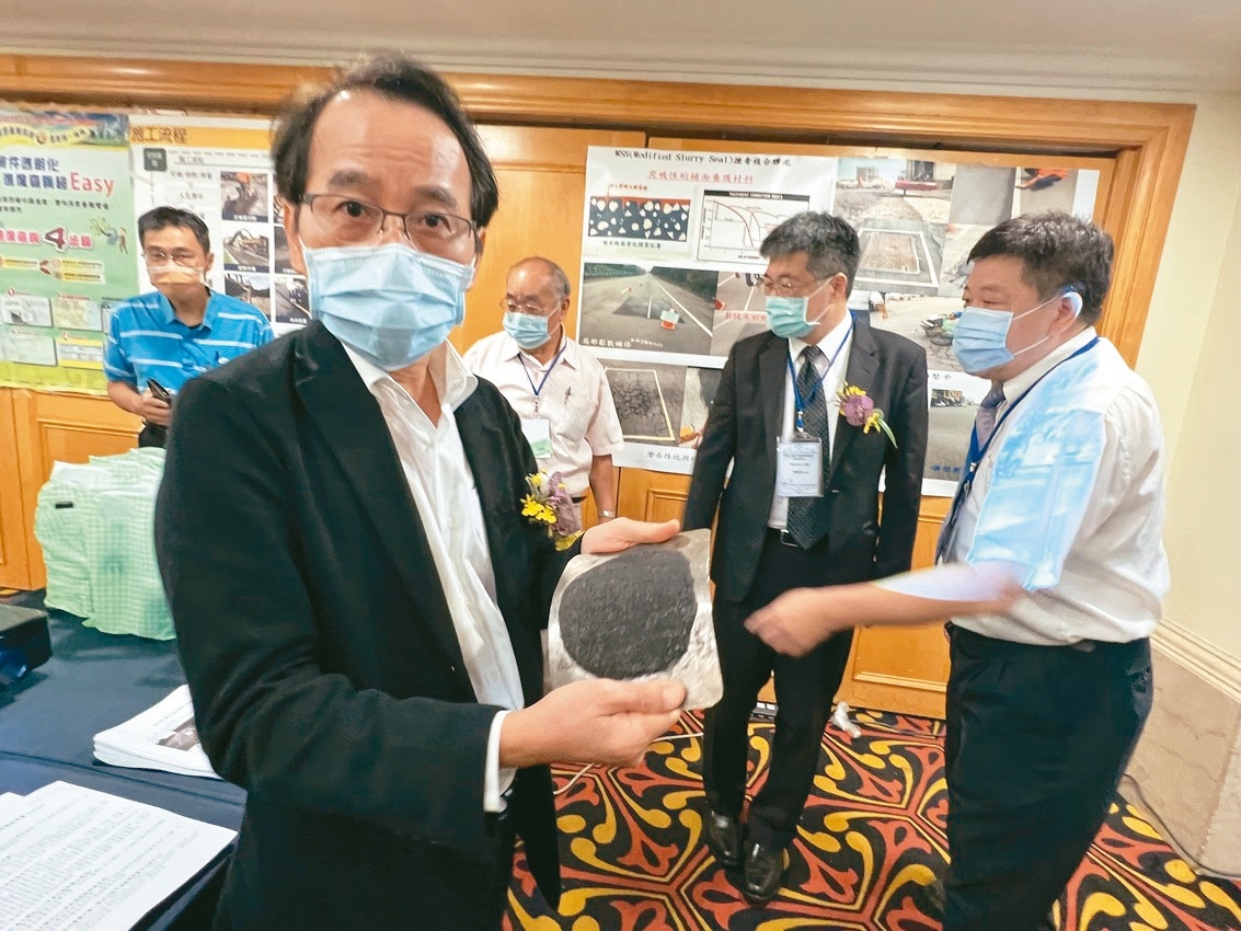 高市副市長林欽榮（左）看到高苑科大研發的複合式瀝青材料，稱許是「台灣製」。記者王昭月／攝影 