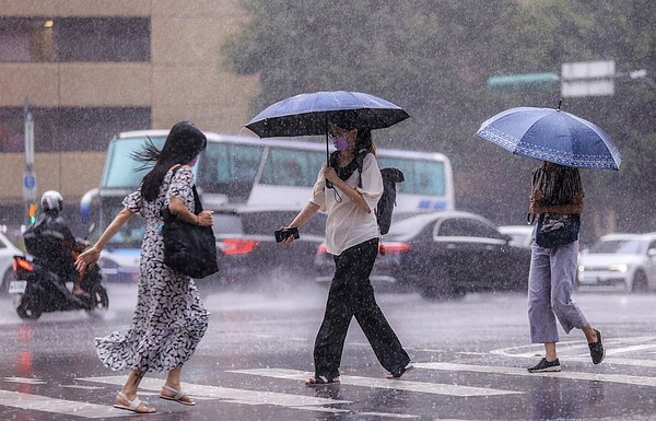 中度颱風軒嵐諾接近台灣，北部明顯雨勢。記者余承翰／攝影 