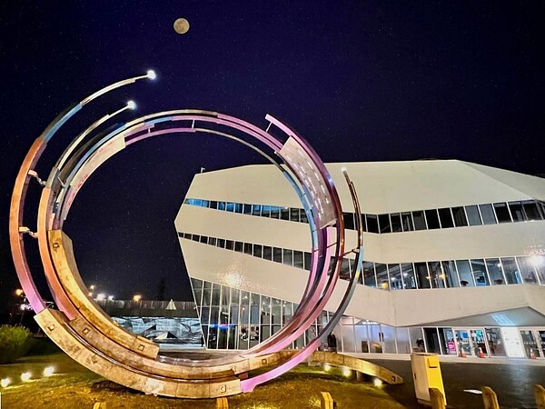 高公局4間國道服務區的私房賞月景點。圖為蘇澳服務區—《流動的光河》。圖/高公局提供