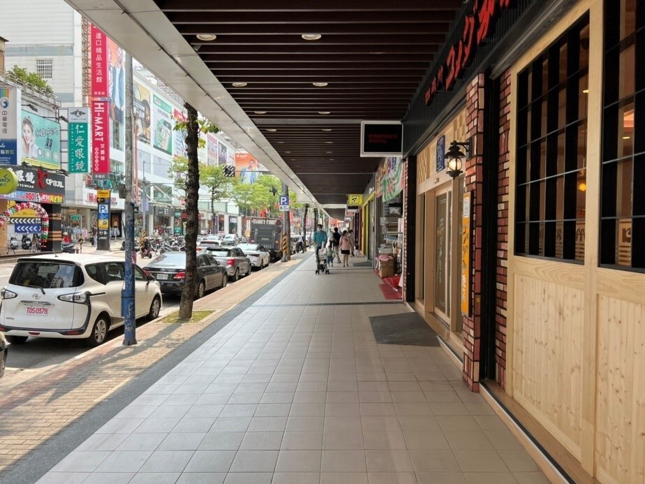 新北市政府近期整頓淡水、新莊、中和部分路段騎樓,將自9月5日起禁止機車停放。圖為新莊幸福路騎樓現況。圖/新北市交通局提供