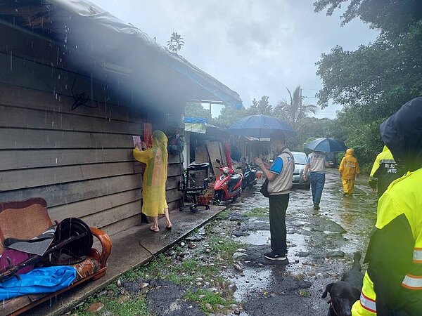 新北市三峽警分局3日協同相關單位，派員前往三鶯大橋下原住民南靖部落，為40戶80人勸離安置。記者曾伯愷／翻攝