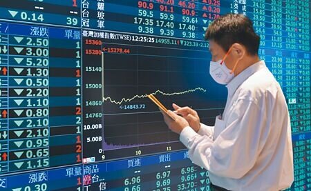 華南投顧董事長儲祥生認為,台股投資人期待「秋節變盤」向上,「不容樂觀」。圖為8月29日投資人看盤。(王德為攝)