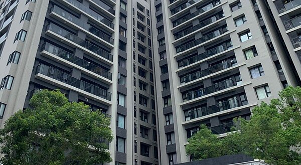 高雄市楠梓區加昌路一處社區大樓9樓傳出屍臭,警獲報到場,45歲周姓男子,陳屍在家中,已死亡多時。記者陳弘逸/翻攝