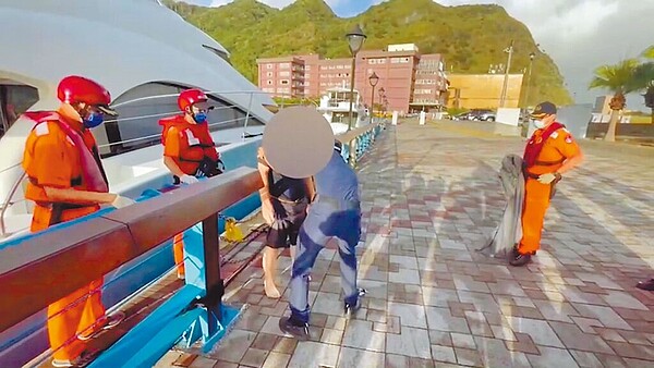 在海巡隊協助下,警方逮捕涉嫌2日晚間砍殺鄰居的許姓嫌犯。(基隆市警察局提供/張志康基隆傳真)