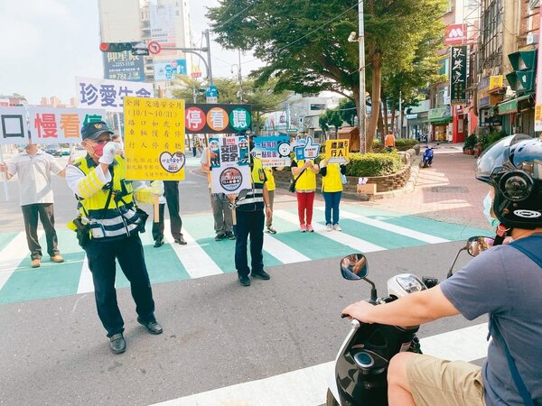 為維護交通安全，彰化警方加強宣導，呼籲駕駛人禮讓行人。圖／聯合報資料照片