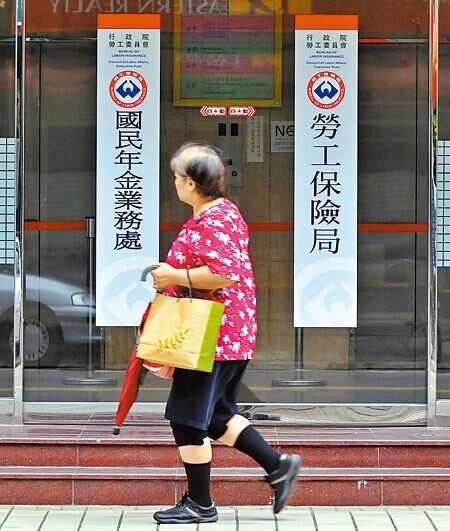 
勞保局預估，明年國民年金保費擬漲11.7％，將從今年的每人每月1042元，調整為1164元，影響近280萬名加保國民年金的民眾。（本報資料照片）
