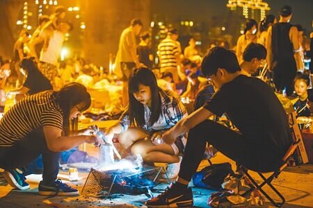 圖為2017年10月中秋佳節,雙北民眾在河濱公園烤肉。(本報資料照片)