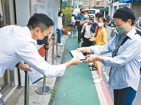 醫師提醒,病毒反彈,會帶來社區流行的風險。圖為民眾買快篩的畫面,圖中人物皆非新聞當事人。(本報資料照片)