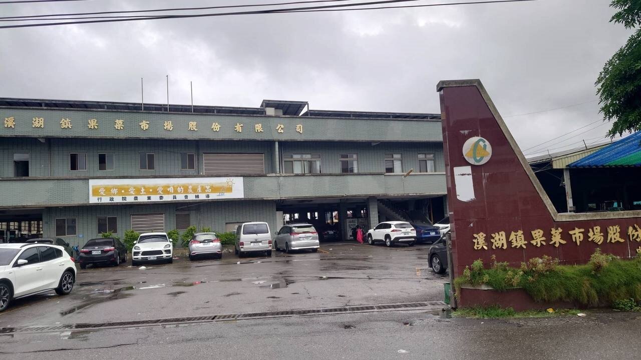 彰化縣溪湖鎮果菜市場公司陷入愛護動物與反對飼養流浪狗的各方角力，左右為難。記者簡慧珍／攝影 