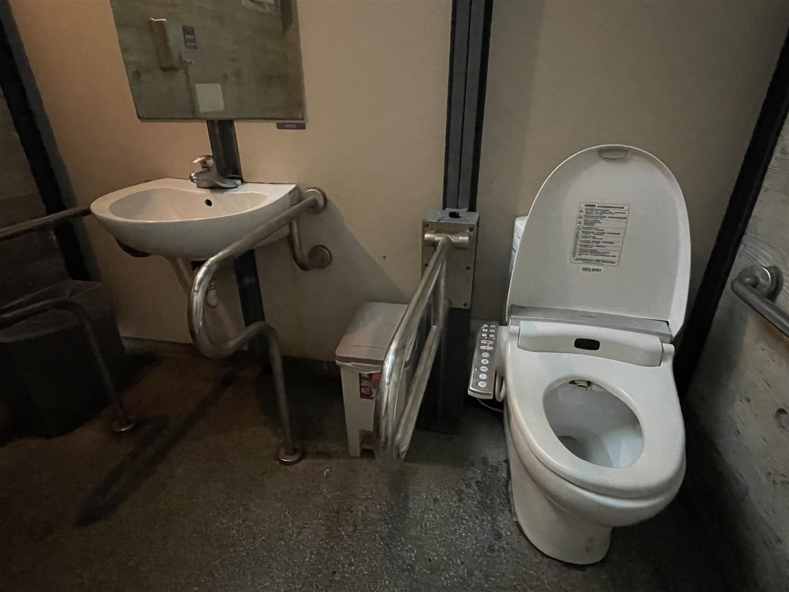 新竹市護城河公廁設有免治馬桶。記者張裕珍／攝影 