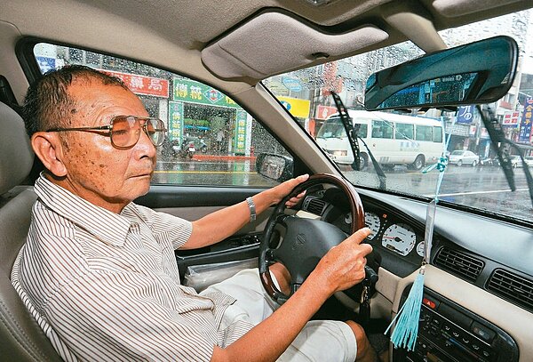 高齡駕駛受關注,台灣已經進入高齡化社會,高齡長輩開車肇事層出不窮,讓高齡駕駛問題再受重視。圖/聯合資料照片