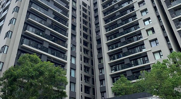 高雄市楠梓區加昌路一處社區大樓9樓傳出屍臭,警獲報到場,45歲周姓男子,陳屍在家中已死亡多時。圖/記者陳弘逸翻攝